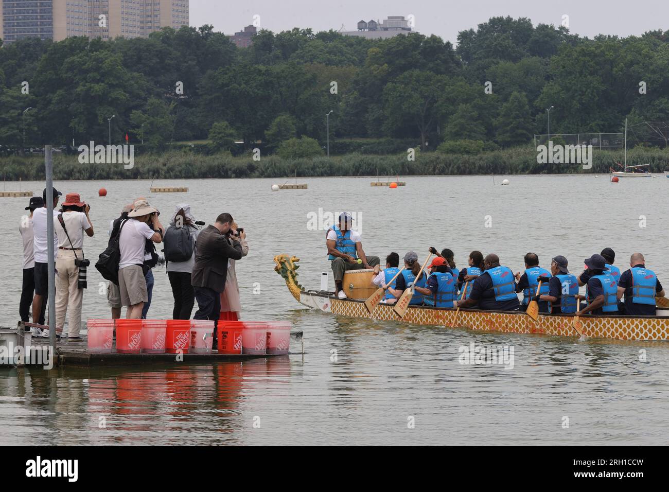 NY, États-Unis. 12 août 2023. Flushing Park, New York, États-Unis, le 112 août 2023 - le maire Eric Adams participe au Festival des bateaux-dragons de Hong Kong 2023 avec l'unité des affaires communautaires des maires (CAU) à Meadow Lake à Flushing Meadows Corona Park, Queens, le samedi 12 août 2023. Photo : Luiz Rampelotto/EuropaNewswire (image de crédit : © Luiz Rampelotto/ZUMA Press Wire) USAGE ÉDITORIAL SEULEMENT! Non destiné à UN USAGE commercial ! Banque D'Images