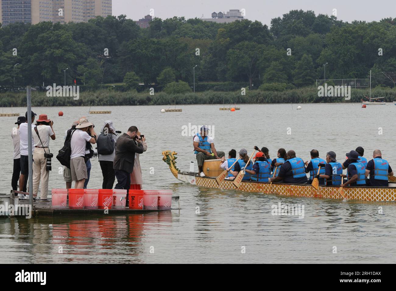 Flushing Park, New York, États-Unis, le 112 août 2023 - le maire Eric Adams participe au Festival des bateaux-dragons de Hong Kong 2023 avec l'unité des affaires communautaires des maires (CAU) à Meadow Lake à Flushing Meadows Corona Park, Queens, le samedi 12 août 2023. Photo : Luiz Rampelotto/EuropaNewswire Banque D'Images