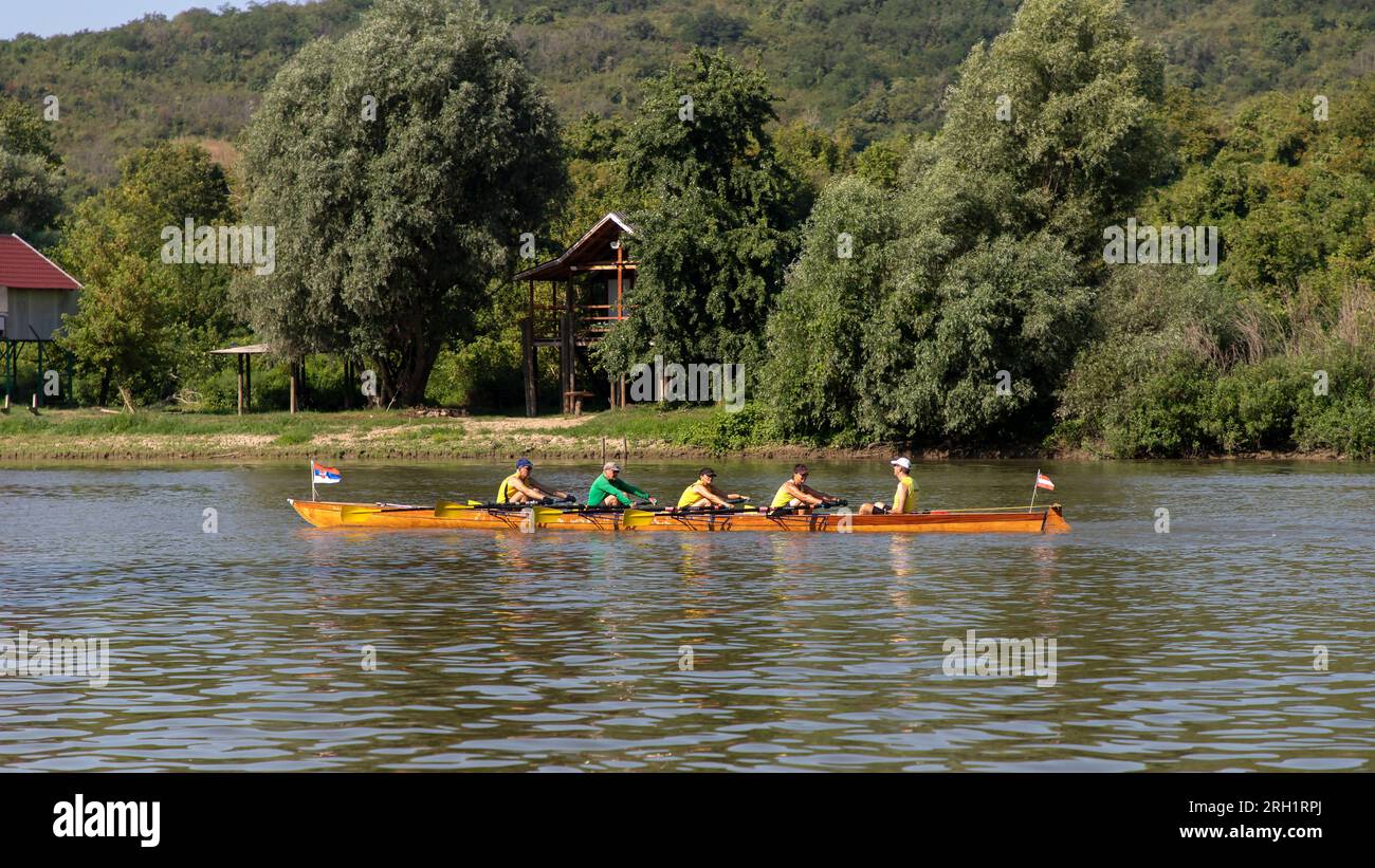 Serbie, 04 août 2023 : les participants de la TOURNÉE INTERNATIONALE DANUBIEN (TID) régate (source du Danube-Mer Noire) passant une étape Veliko Selo Banque D'Images