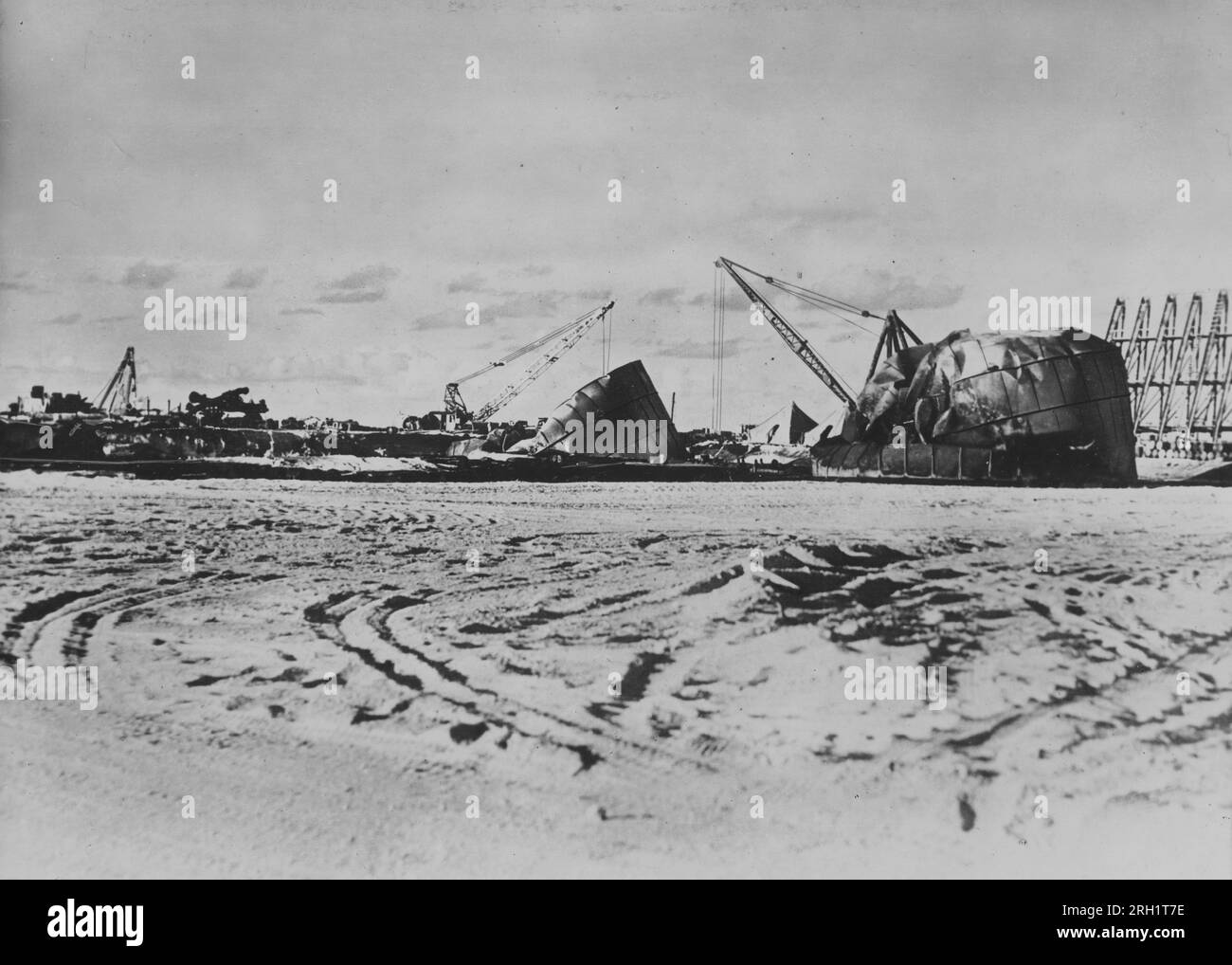 Il participe à la bataille de Wake Island, le 8-23 1941 décembre. Les réservoirs de stockage de carburant détruits sur l'île de Wake photographiés peu après la chute de l'île aux mains de la marine impériale japonaise le 23 décembre 1941. Banque D'Images