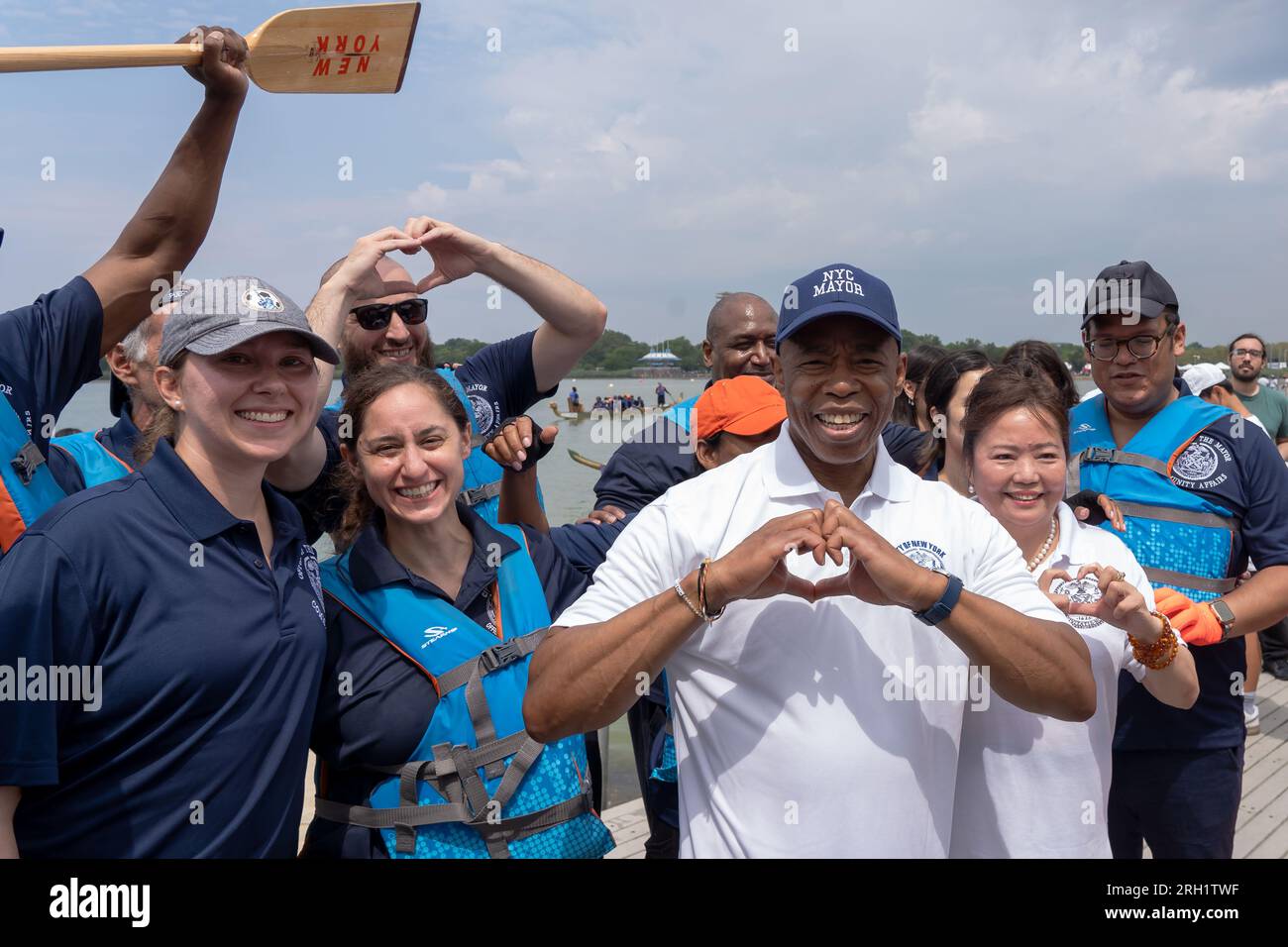 New York, États-Unis. 12 août 2023. Le maire de New York, Eric Adams (C), pose avec son équipe après avoir participé au 31e Festival des bateaux-dragons de Hong Kong à New York (HKDBF-NY) au Flushing Meadows Corona Park dans le Queens Borough de New York. Il y a eu une course entre les équipes du maire, du contrôleur municipal et du président de Queens Borough et l'équipe du contrôleur municipal a remporté la course tandis que l'équipe du maire a terminé 2e. Crédit : SOPA Images Limited/Alamy Live News Banque D'Images