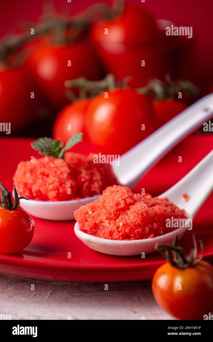 Cuillères de sorbet de tomates fraîches. Images en couleur rouge et blanc Banque D'Images