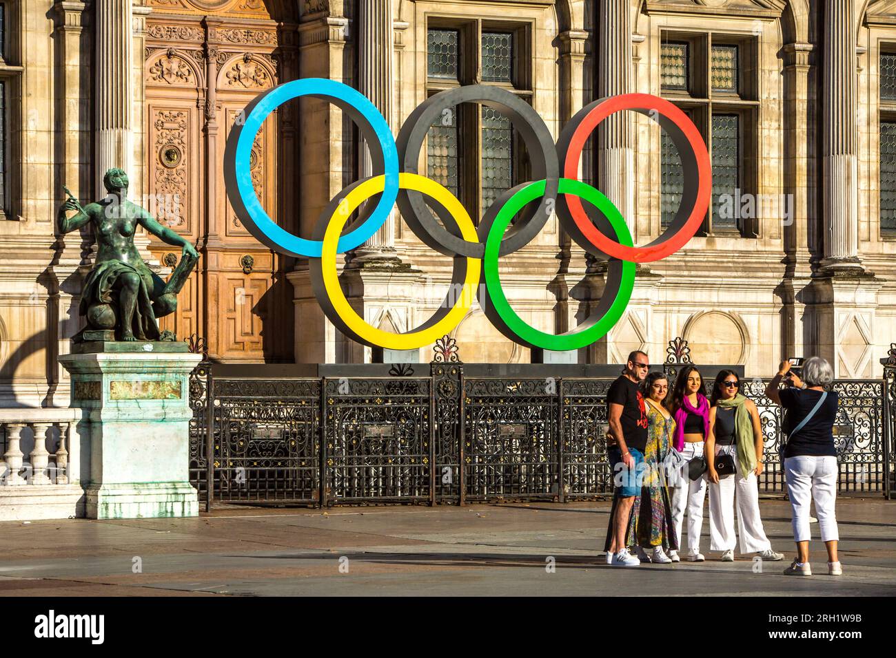 FRANCE. PARIS (75) 4E ARRONDISSEMENT. LES ANNEAUX OLYMPIQUES, SUR LE PARVIS DE L'HÔTEL DE VILLE, ANNONCENT LES JEUX OLYMPIQUES DE PARIS 2024 Banque D'Images