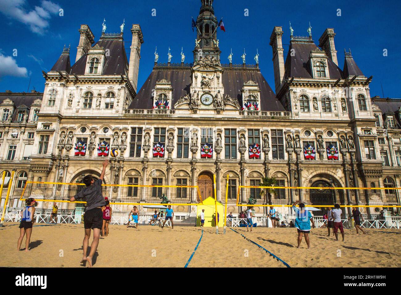 FRANCE. PARIS (75) FESTIVITÉS ESTIVALES PARIS-PLAGE (BEACH VOLLEY) DEVANT L'HÔTEL DE VILLE Banque D'Images