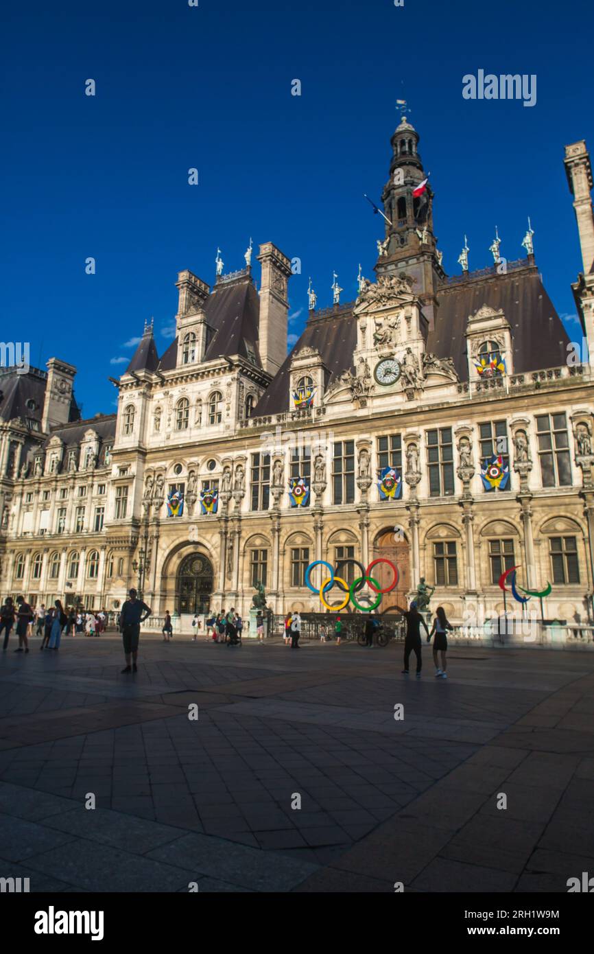 FRANCE. PARIS (75) 4E ARRONDISSEMENT. LES ANNEAUX OLYMPIQUES, SUR LE PARVIS DE L'HÔTEL DE VILLE, ANNONCENT LES JEUX OLYMPIQUES DE PARIS 2024 Banque D'Images