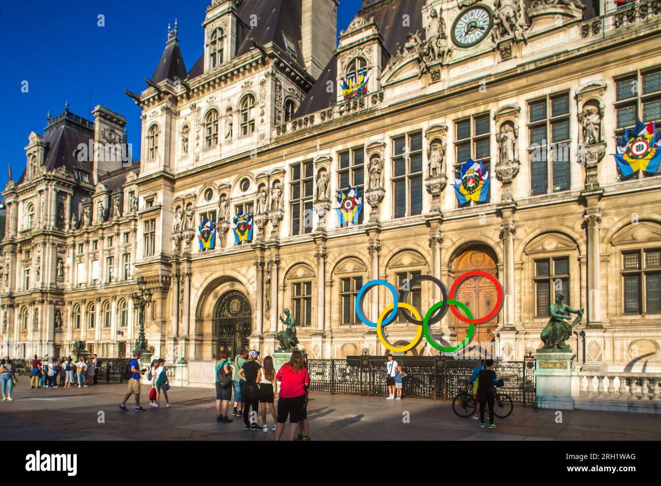 FRANCE. PARIS (75) 4E ARRONDISSEMENT. LES ANNEAUX OLYMPIQUES, SUR LE PARVIS DE L'HÔTEL DE VILLE, ANNONCENT LES JEUX OLYMPIQUES DE PARIS 2024 Banque D'Images