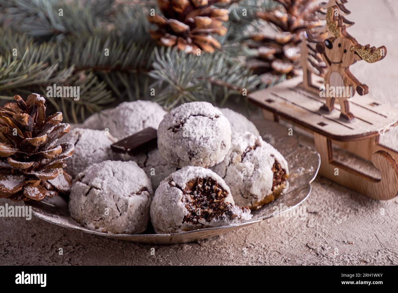 Boules de Noël traditionnel chocolat amande cookies biscuits recouverts de sucre en poudre. Thé russe des gâteaux, biscuits, Mariage mexicains.« Butterballs » Banque D'Images