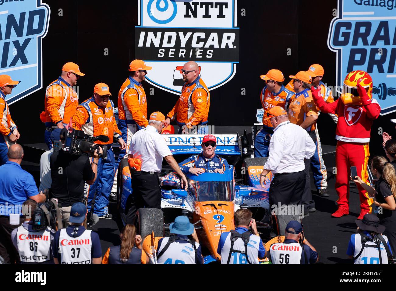 Indianapolis, États-Unis. 12 août 2023. Scott Dixon (9 ans), le pilote Indy car Chip Ganassi Racing de Nouvelle-Zélande, célèbre sa victoire au Grand Prix Gallagher 2023 à Indianapolis Motor Speedway. (Photo de Jeremy Hogan/SOPA Images/Sipa USA) crédit : SIPA USA/Alamy Live News Banque D'Images