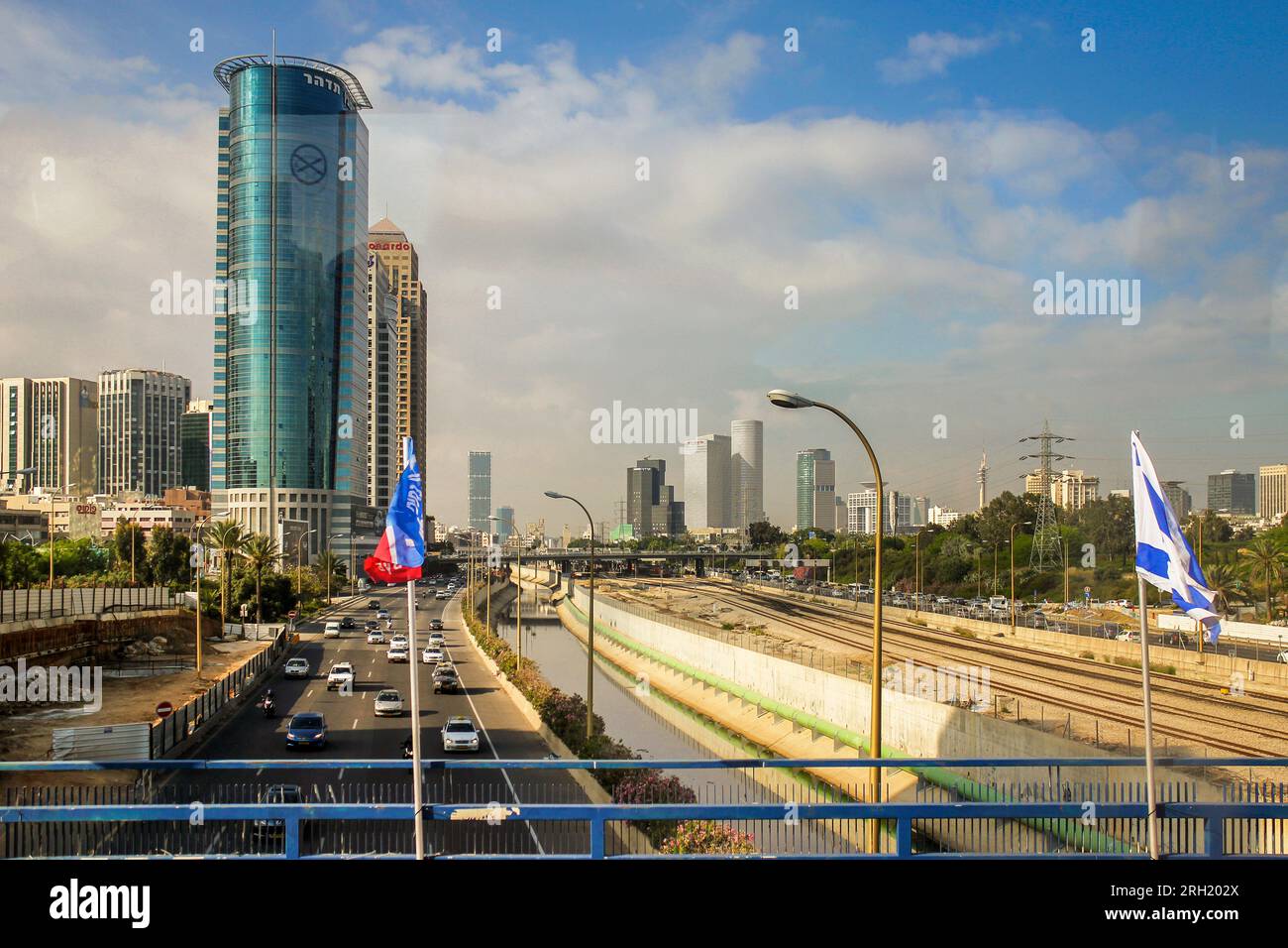 TEL AVIV, ISRAËL - 89 MAI 2011 : ce sont des autoroutes et des chemins de fer le long de la rivière Ayalon, qui mènent au centre d'affaires de la ville. Banque D'Images