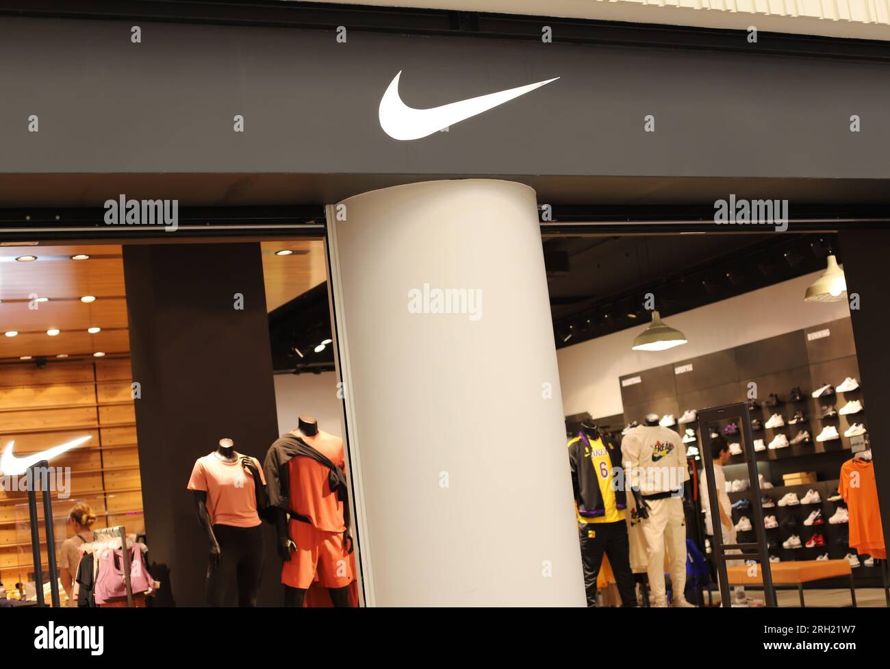 Thessalonique, Grèce 01.08.2023 Nike store dans le centre commercial Mediterranean Cosmos Banque D'Images