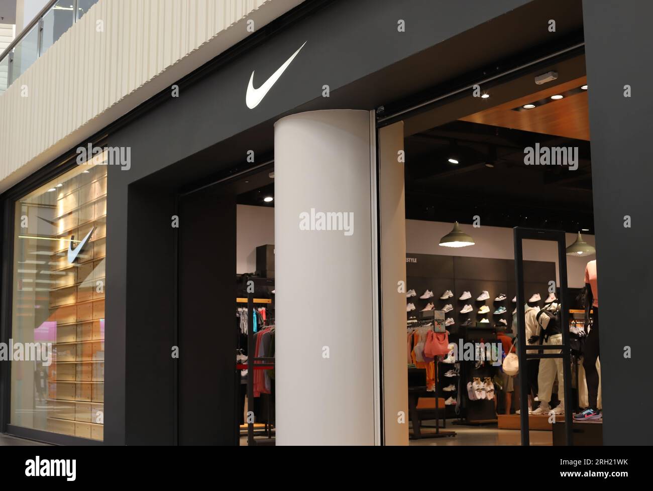 Thessalonique, Grèce 01.08.2023 Nike store dans le centre commercial Mediterranean Cosmos Banque D'Images