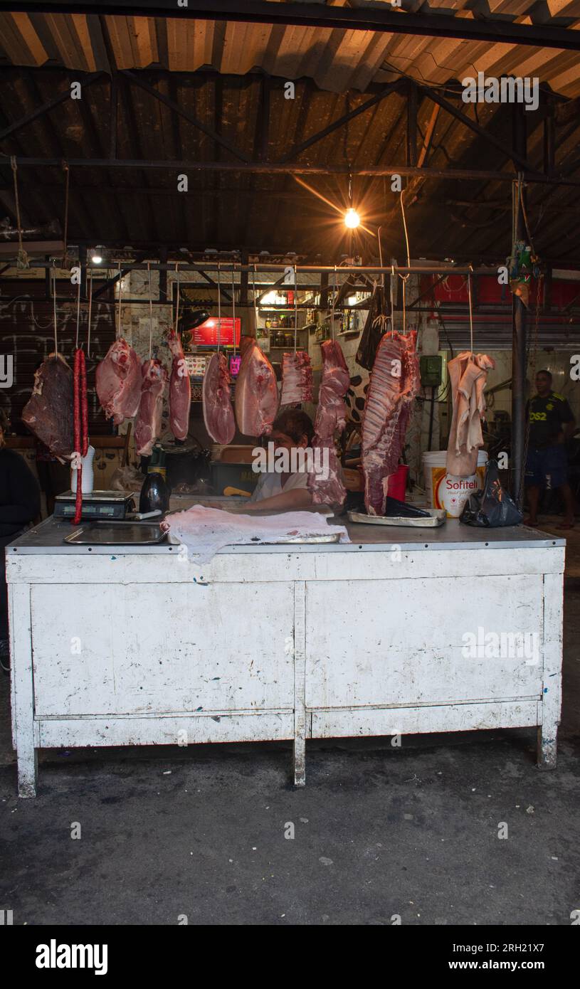Brésil : un boucher avec un comptoir de viande dans les rues de Rocinha, la favela la plus célèbre de Rio de Janeiro et le plus grand bidonville du pays Banque D'Images