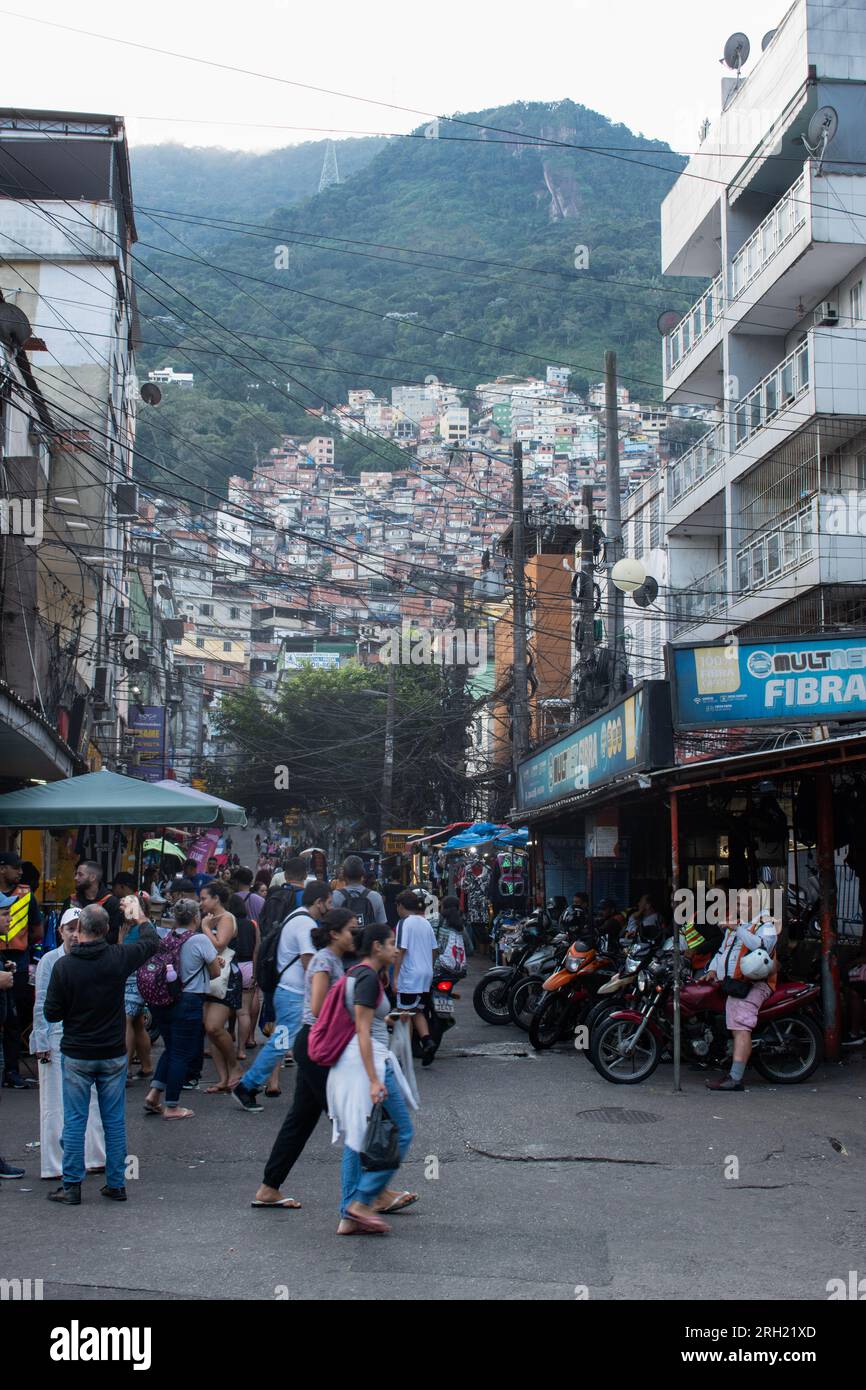 Brésil : la vie quotidienne dans les rues de Rocinha, la célèbre favela dans le sud de ​​Rio de Janeiro, le plus grand bidonville du pays Banque D'Images