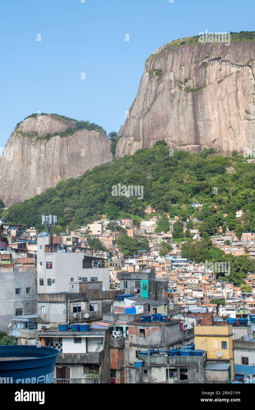 Brésil : les montagnes et les gratte-ciel panoramiques de Rocinha, la célèbre favela du sud de ​​Rio de Janeiro, le plus grand bidonville du pays Banque D'Images