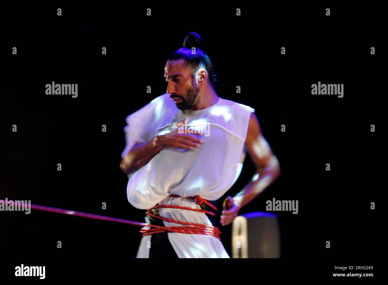 11 août 2023, Madrid, Madrid, Espagne : le bailaor Eduardo Guerrero (Cadix, 1983), est vu sur scène lors de la présentation de son spectacle 'Guerrero' (de son nom en espagnol), dans la 39e édition de Veranos de la Villa, au Centre culturel Conde Duque. Le bailaor (danseur de flamenco), met sur son nouveau spectacle, 'Guerrero', qui porte son nom polysémique comme titre et qui suit une carrière qui a commencé quand il n'était qu'un enfant et avec des spectacles comme 'de Dolores' ou 'El callejon de los pecados'. Escorté par le chant de Pasion Vega et avec les guitares de Javier IbaÃ±ez et Benito Bernayo, Eduar Banque D'Images