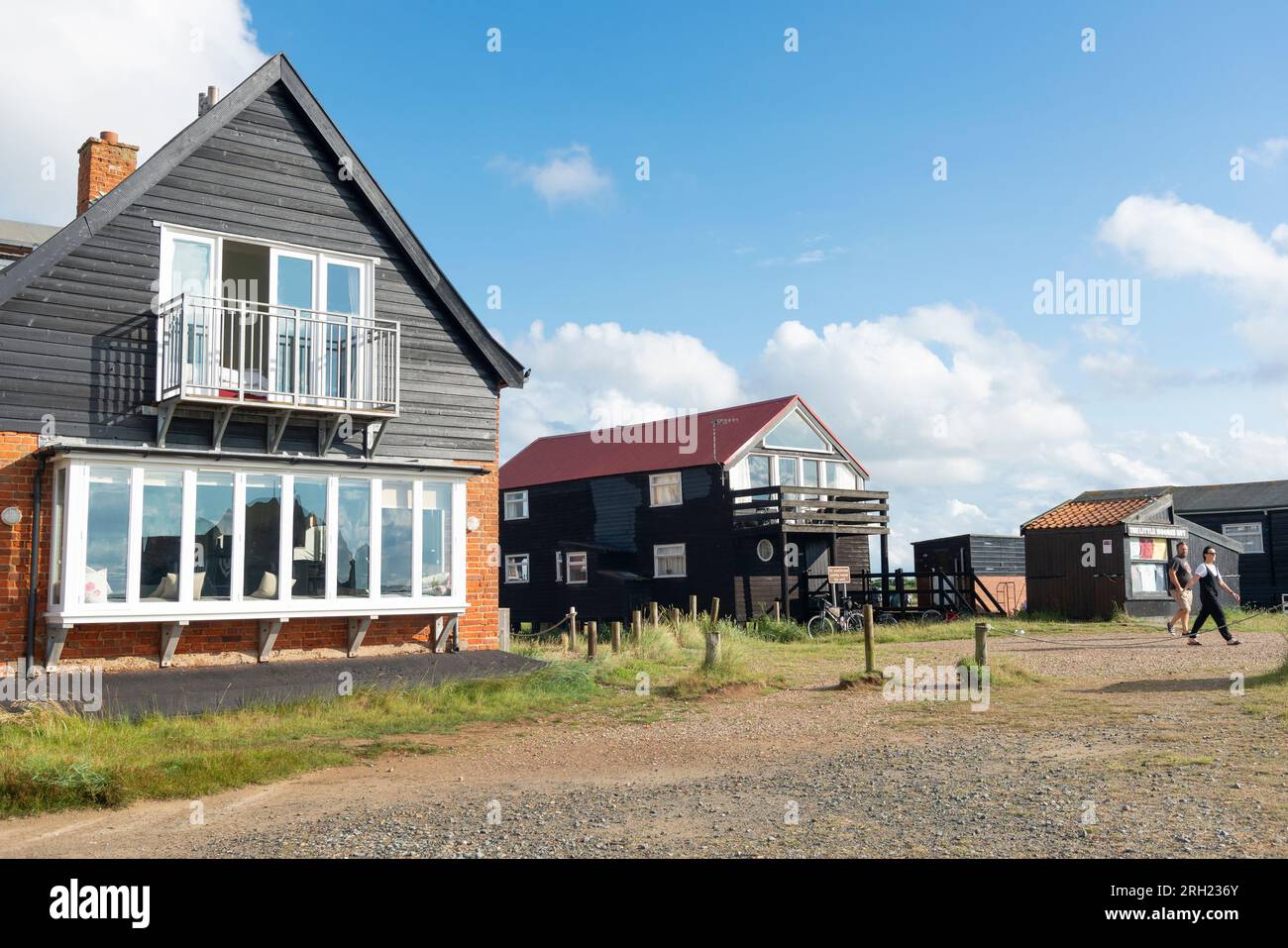 Le Boat House et d'autres bâtiments noirs traditionnels dans le village de Walberswick à côté de la rivière Blyth, Suffolk, East ANGLIE, Angleterre, Royaume-Uni Banque D'Images
