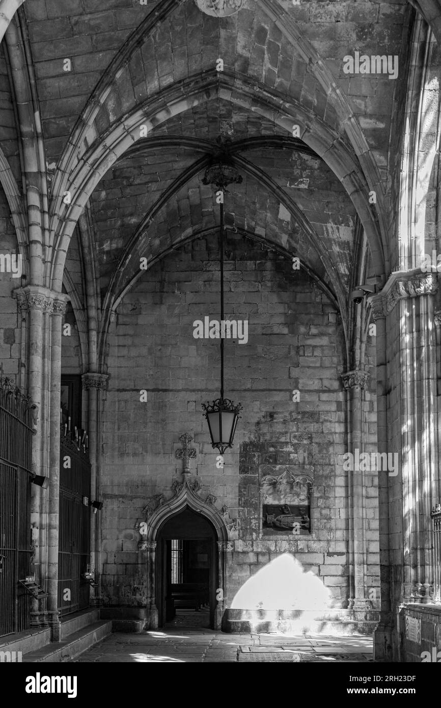 Vue en élévation intérieure de l'église historique et ses arches en noir et blanc avec contraste lumineux Banque D'Images