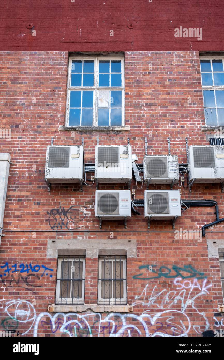 Systèmes de climatisation sur un bâtiment en briques rouges Banque D'Images