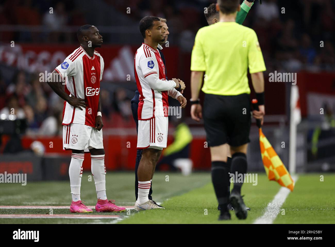 AMSTERDAM - (LR) Carlos Forbes de l'Ajax, Owen Wijndal de l'Ajax, Maurice Steijn, entraîneur de l'Ajax lors du match de championnat néerlandais entre l'Ajax Amsterdam et Heracles Almelo à la Johan Cruijff Arena le 12 août 2023 à Amsterdam, pays-Bas. AP | taille néerlandaise | MAURICE DE PIERRE Banque D'Images