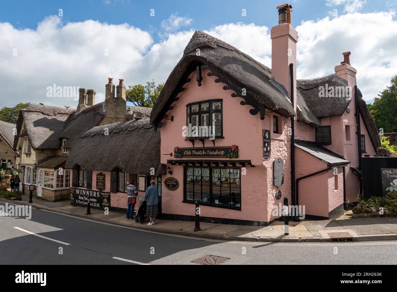 Vieux thé au toit de chaume, établissement bien connu de nourriture et de boissons dans la vieille ville de Shanklin sur l'île de White. Août 2023. Banque D'Images