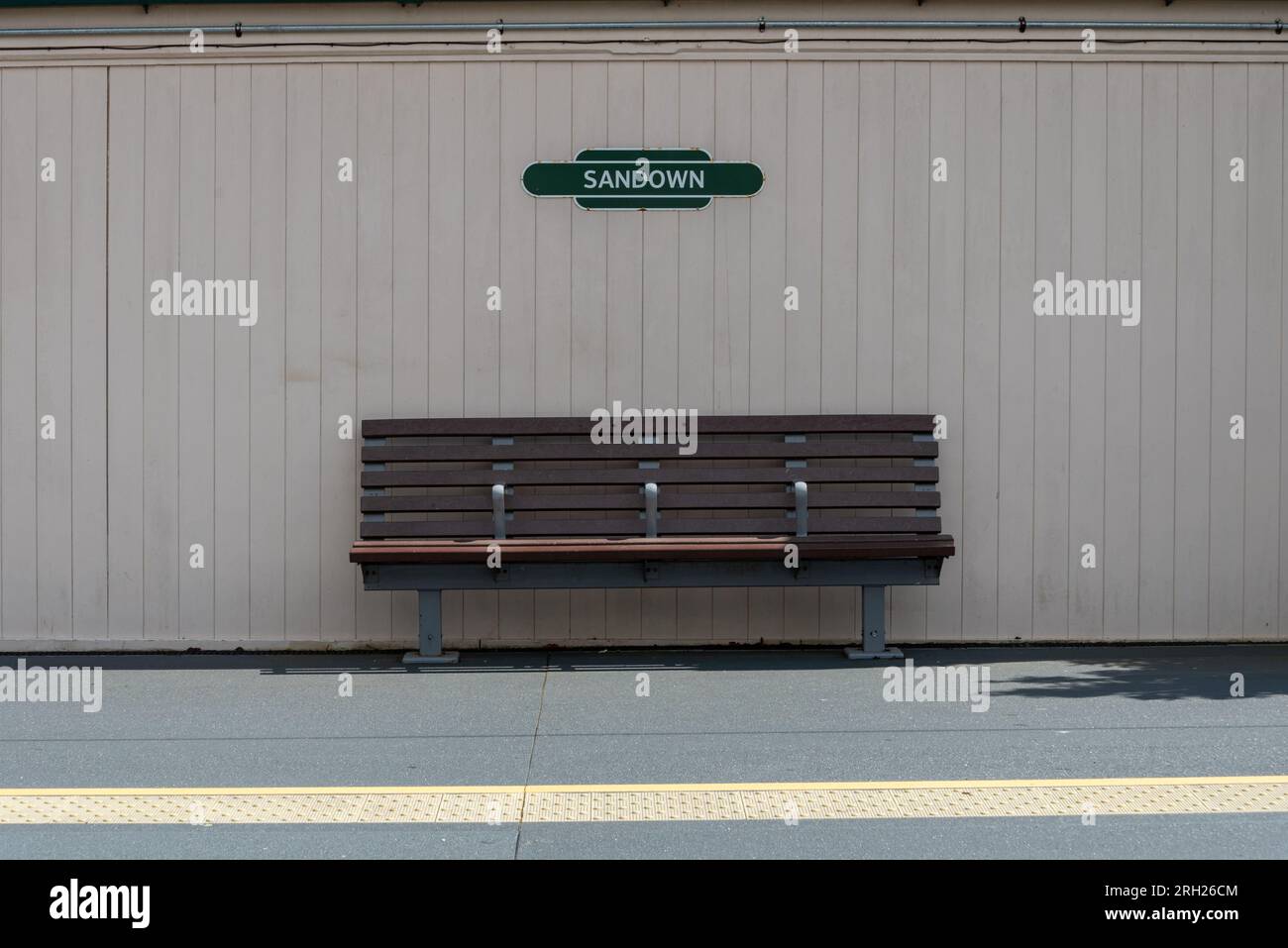 Banc vide sur le quai de la gare de Sandown, pas de gens probablement en raison de la grève. Août 2023 Banque D'Images
