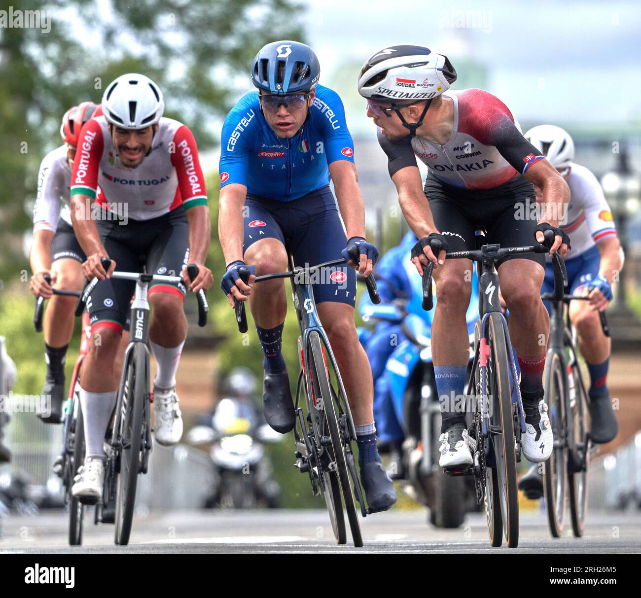 Poursuite d'un groupe de coureurs sur le dernier tour de la course sur route UCI Cycling U23 Mens World Championships à Glasgow, Écosse août 2023. Finalement 2e, 3e, 4e, 5e. Banque D'Images