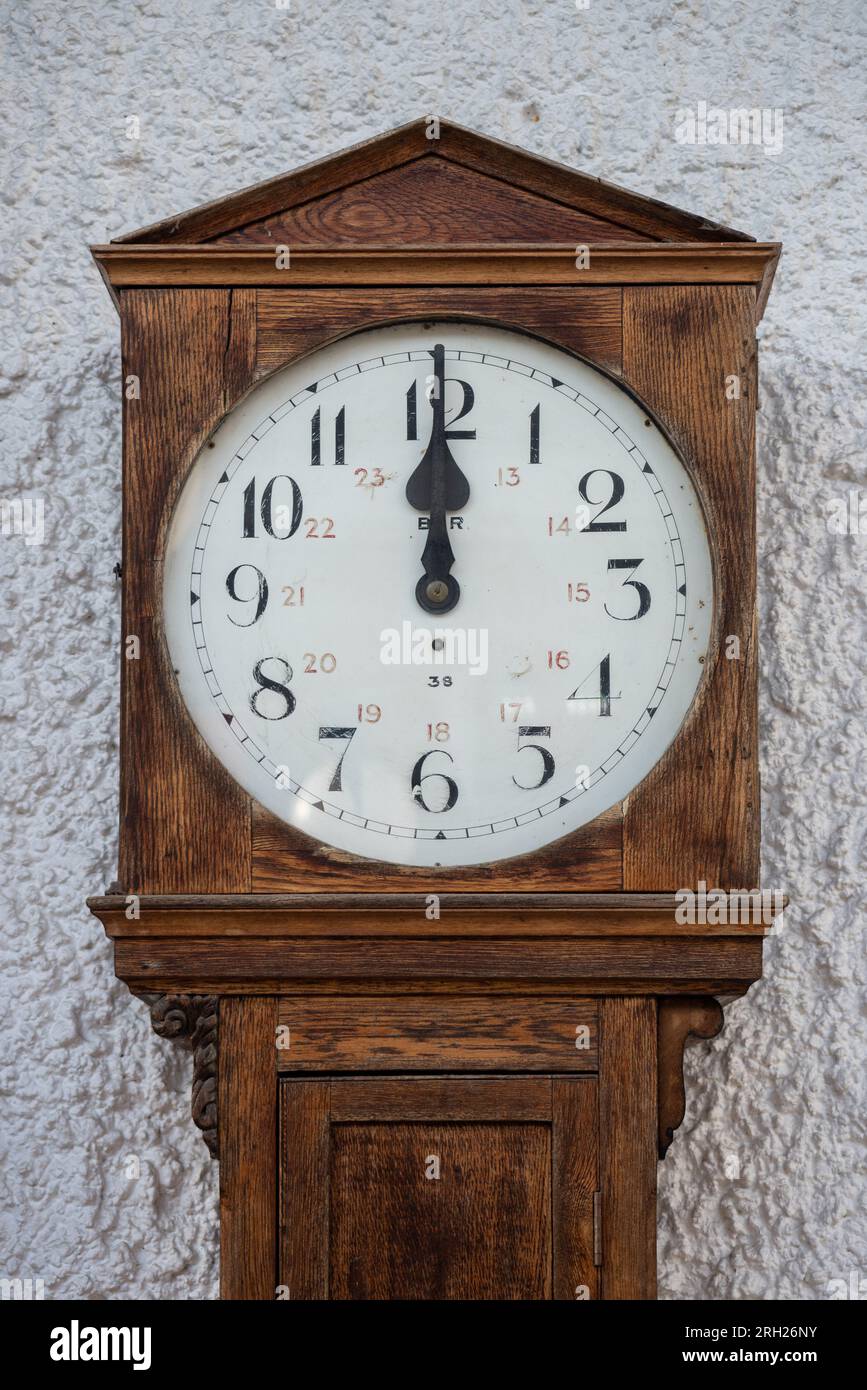 Visage d'une grande horloge avec les aiguilles réglées à mi-journée ou minuit. Banque D'Images