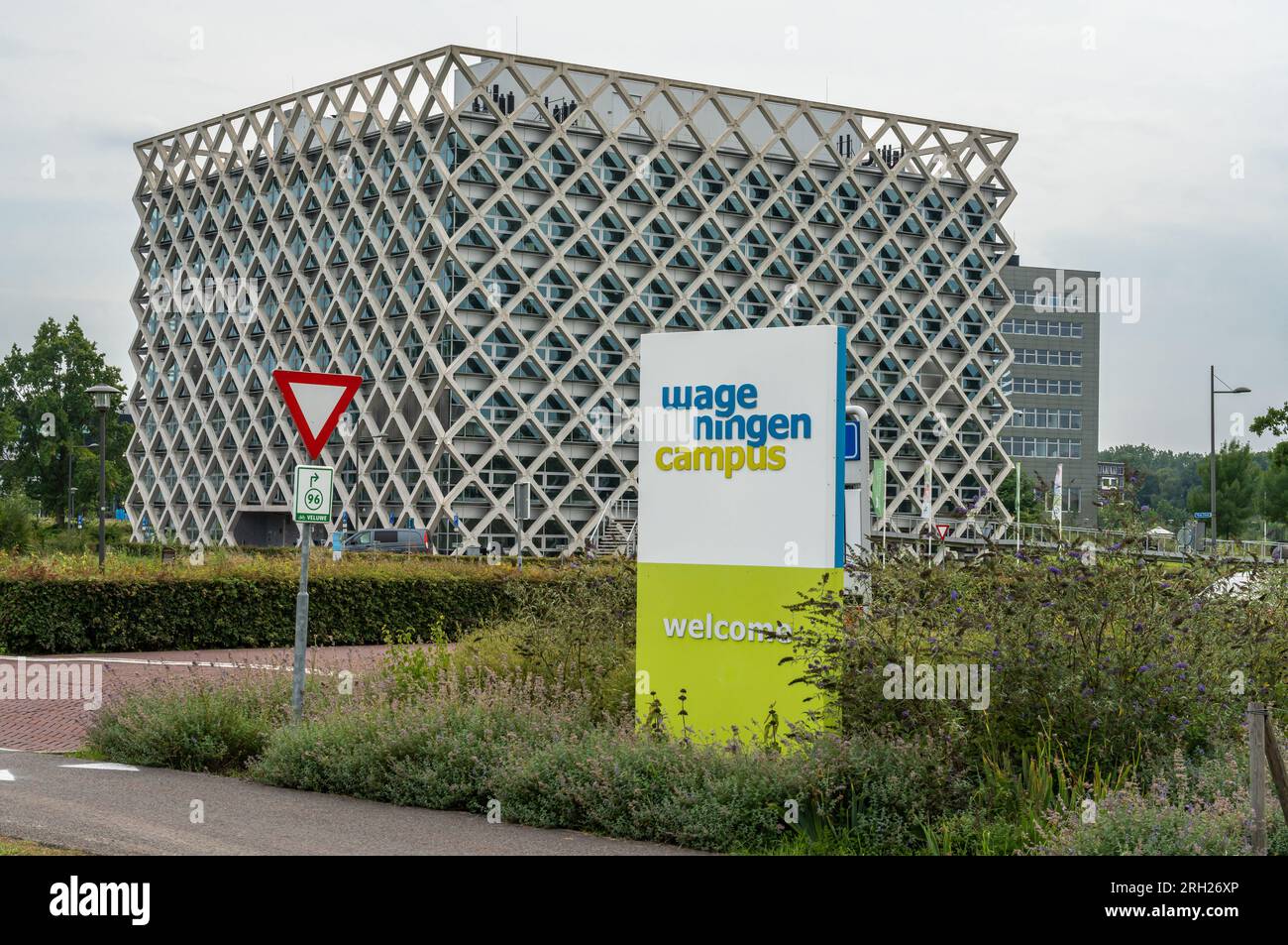 Wageningen, pays-Bas, 11.08.2023, enseigne du campus de Wageningen et du bâtiment de l'Atlas, qui fait partie de l'Université de Wageningen et de la recherche Banque D'Images