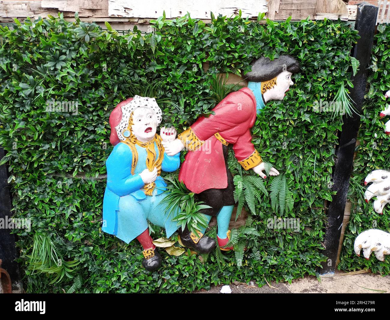 Sculpture colorée de deux personnages inhabituels par Kevin Duffy de Rectory Nurseries Banque D'Images