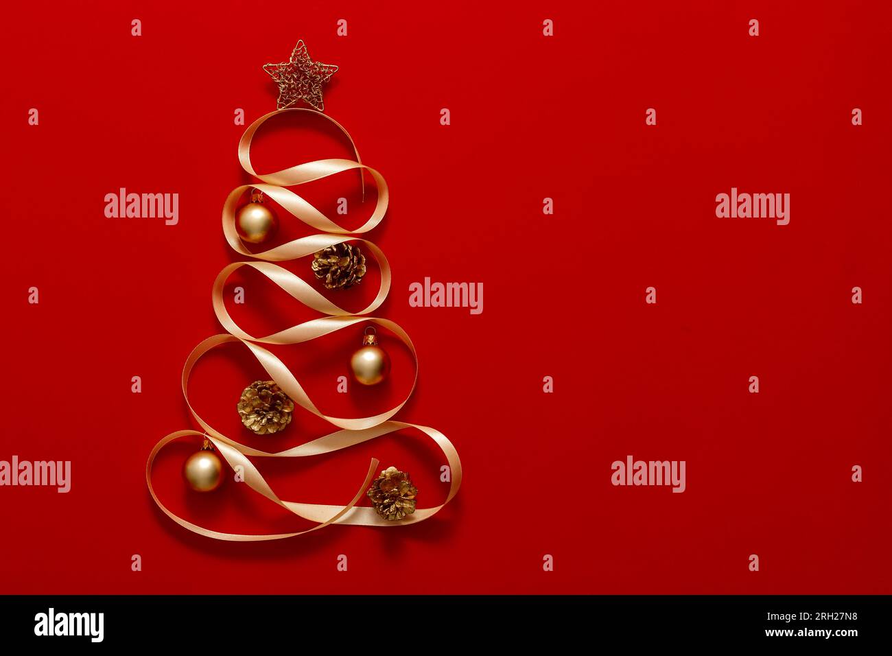 Noël, Noël, Noel ou nouvel an fond avec l'arbre de vacances de Noël festif d'hiver et espace de copie pour un texte de carte de voeux Banque D'Images