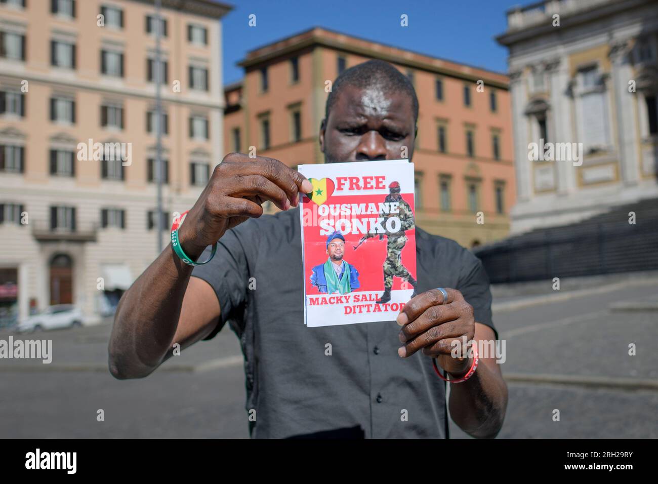 Rome, Rome, Italie. 12 août 2023. Un militant sénégalais affiche un ...