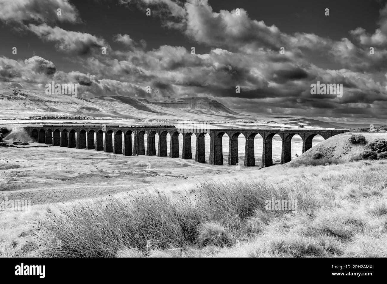 L'image est celle des chemins de fer britanniques, Black 5 MT, 4-6-0, 44932 train à vapeur passant au-dessus de l'emblématique viaduc de Ribblehead dans les North Yorkshire Dales Banque D'Images