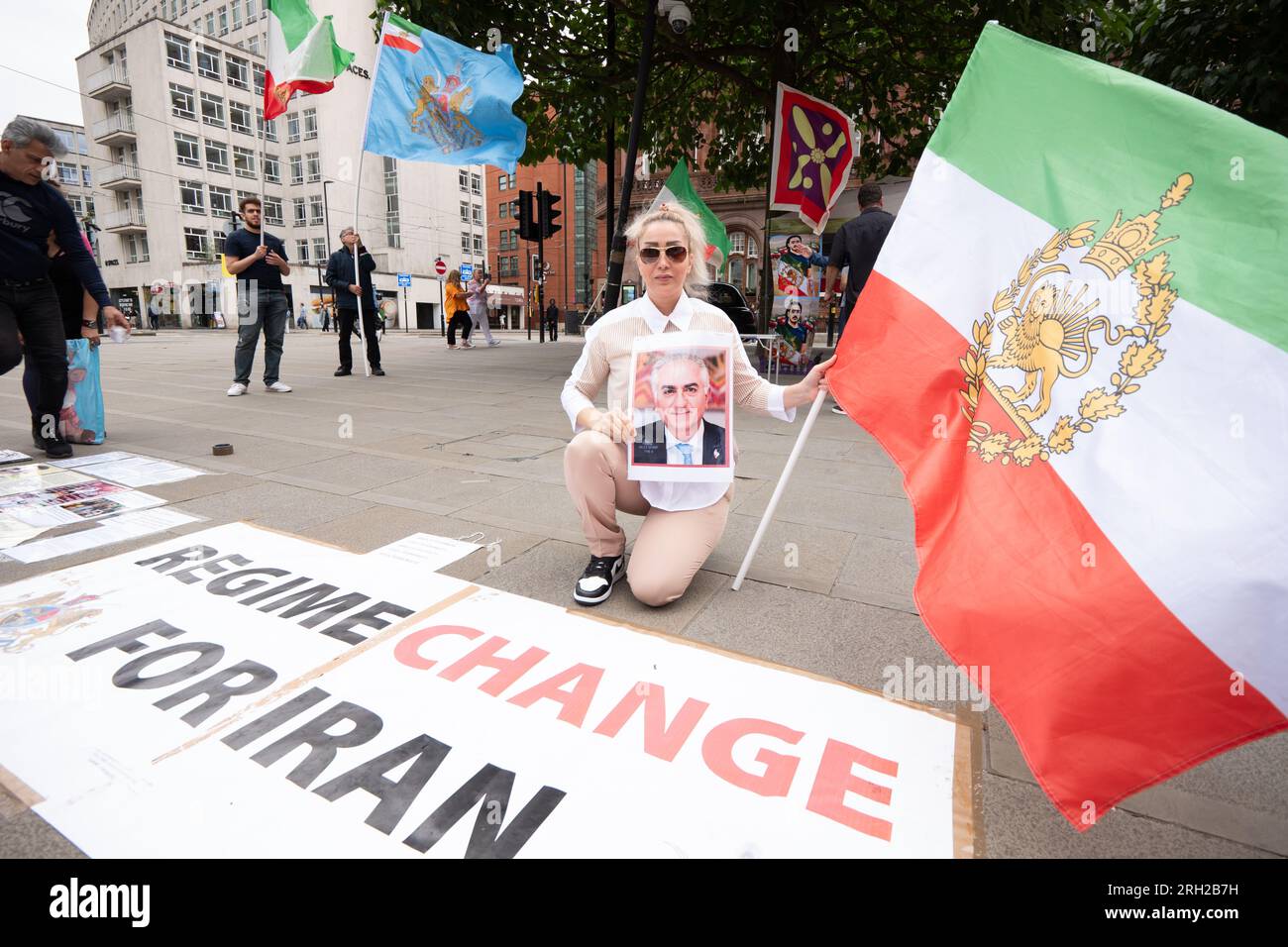 Manchester, Royaume-Uni. 12 août 2023. Le manifestant pro-régime iranien St Peters SQ. . Une foule d'environ 80 personnes est arrivée le 12 août 2023 pour marquer le massacre de Peterloo qui a eu lieu à Manchester. Les organisateurs ont blâmé une manifestation rivale de la « Marche Peterloo pour la démocratie » organisée le 19 août 2023, ainsi que d'autres manifestations et événements, dont le carnaval des Caraïbes de Manchester, une manifestation de la droite trans et une manifestation de changement de proregime iranienne à St Peters Square Manchester. La petite foule a marché vers le mémorial du massacre de Peterloo dans le centre de Manchester. En présence était climat Banque D'Images