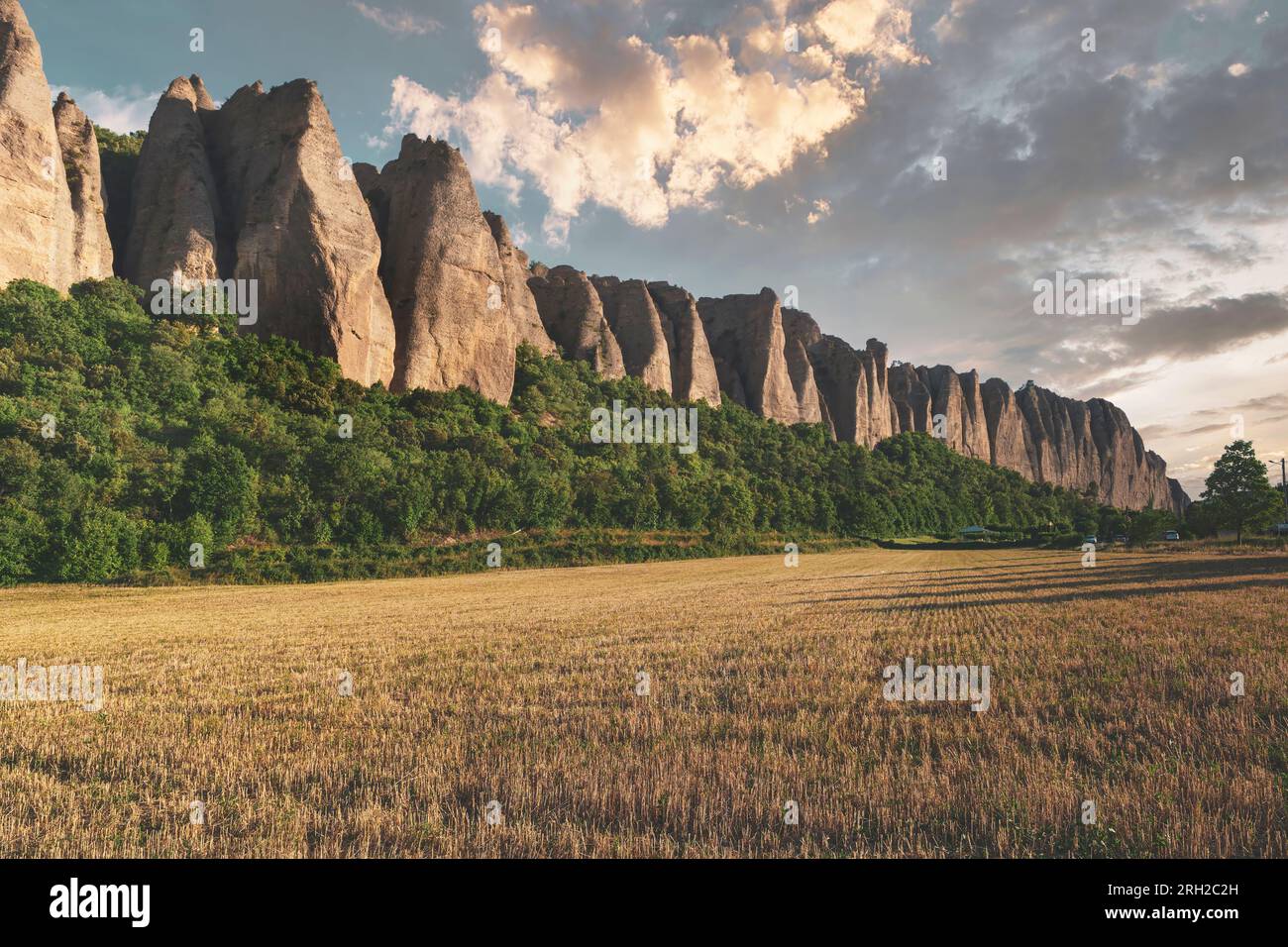 Vue panoramique avec des rochers pointus de dents de dragon au coucher du soleil. Roches pénitentes en Provence, France Banque D'Images