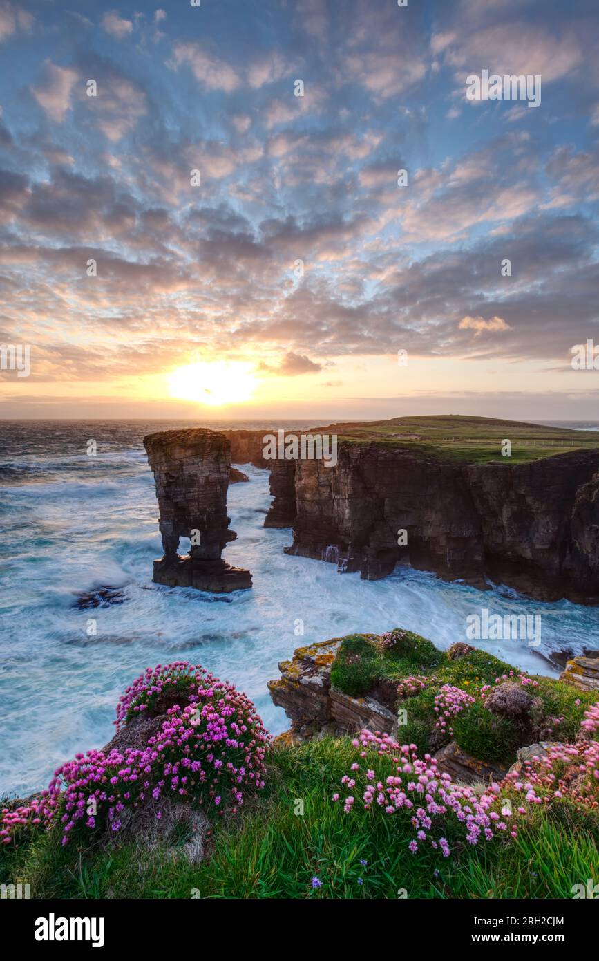 Coucher de soleil à Yesnaby, îles Orcades Banque D'Images