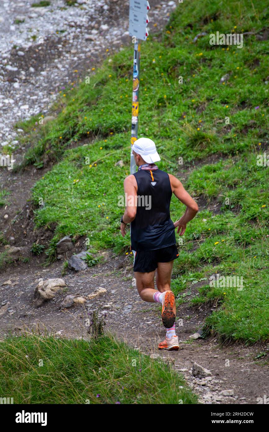 Trailrunning dans les Alpes de Allgäu : jeune homme sur le chemin du retour du Gaisalpsee vers le Berggasthof Gaisalpe Banque D'Images