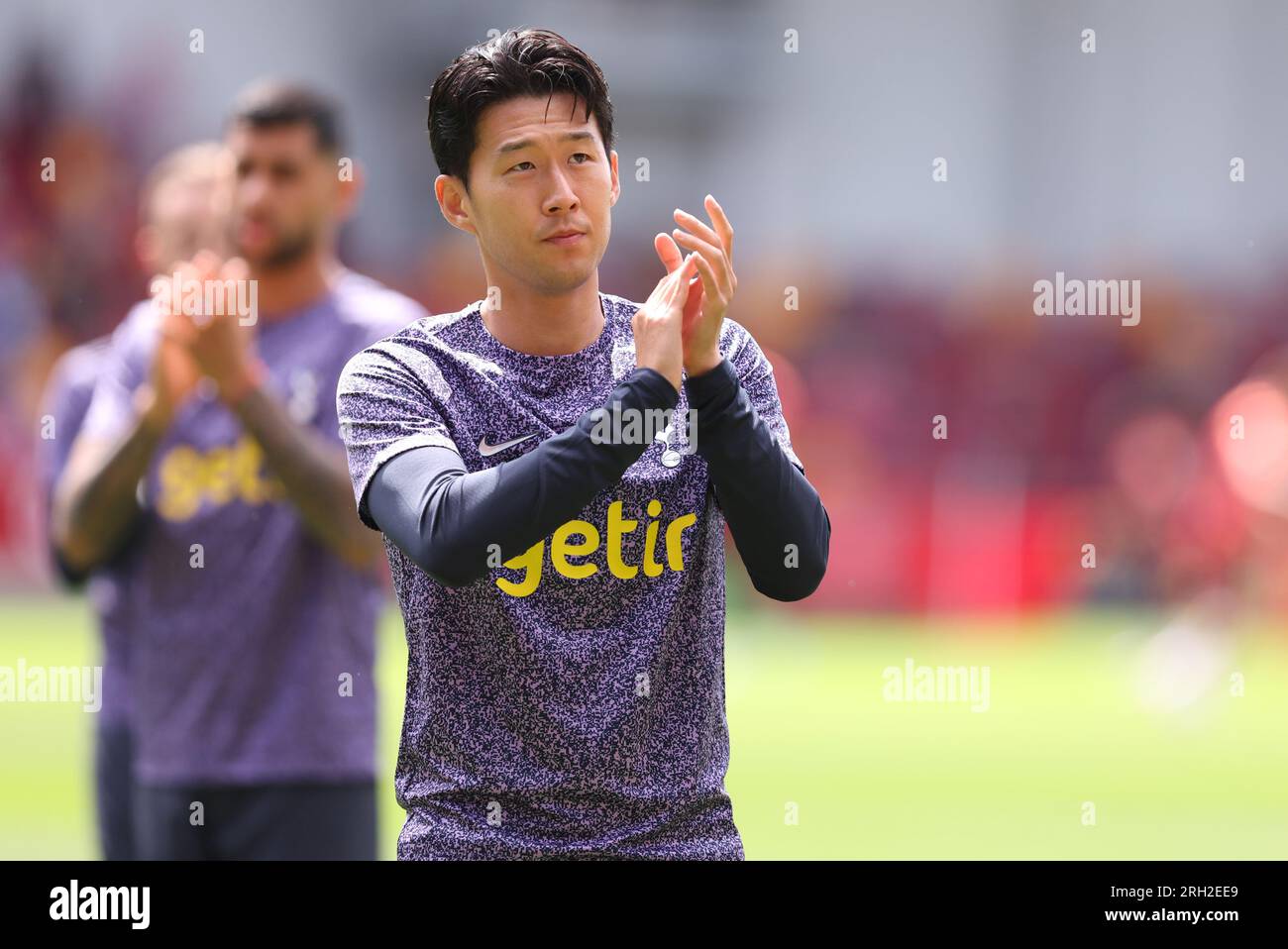 Londres, Royaume-Uni. 13 août 2023. Son Heung-min de Tottenham Hotspur applaudit la foule avant le match de Premier League au Gtech Community Stadium, à Londres. Le crédit photo devrait se lire : Paul Terry/Sportimage crédit : Sportimage Ltd/Alamy Live News Banque D'Images