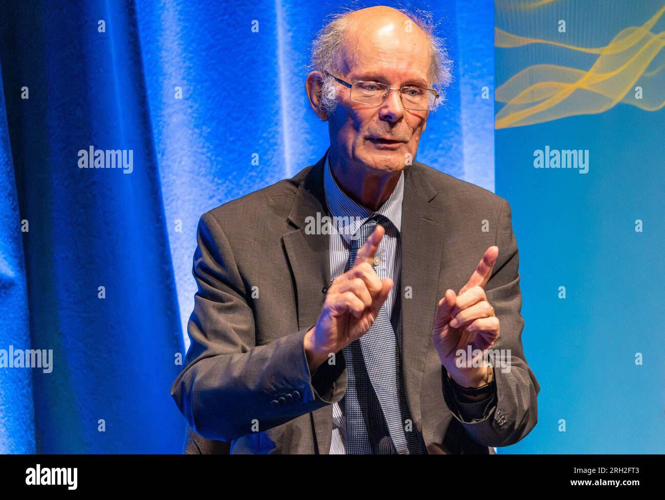 Édimbourg, Royaume-Uni. 13 août 2023 photo : Iain Dale, présentateur de la LBC, interviewe le politologue britannique Sir John Curtice et Brian Taylor, ancien rédacteur en chef de la BBC Scotland. Sir John Curtice a déclaré : « le choix dont l’Écosse n’a pas débattu est-il pas que l’Écosse soit indépendante en dehors de l’UE ou indépendante à l’intérieur de l’UE ? » Brian Taylor a ajouté : « rien de moins que de persuader le peuple écossais ne va travailler pour obtenir un autre référendum, pas un autre référendum de facto, rien d’autre. » Crédit : Rich Dyson/Alamy Live News Banque D'Images