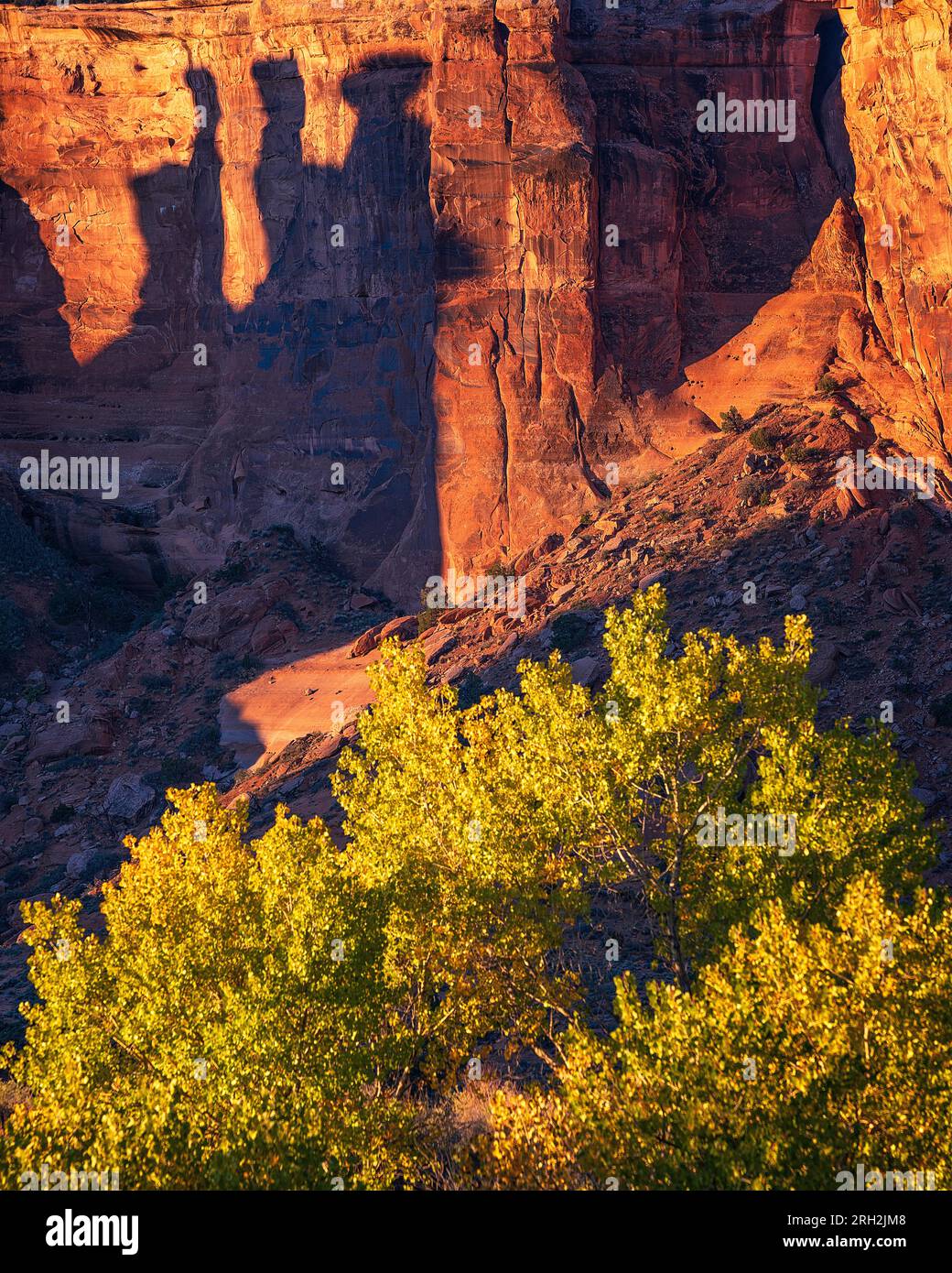 Ombre de la formation rocheuse des trois commérages au lever du soleil dans le parc national des Arches à l'extérieur de Moab, Utah Banque D'Images
