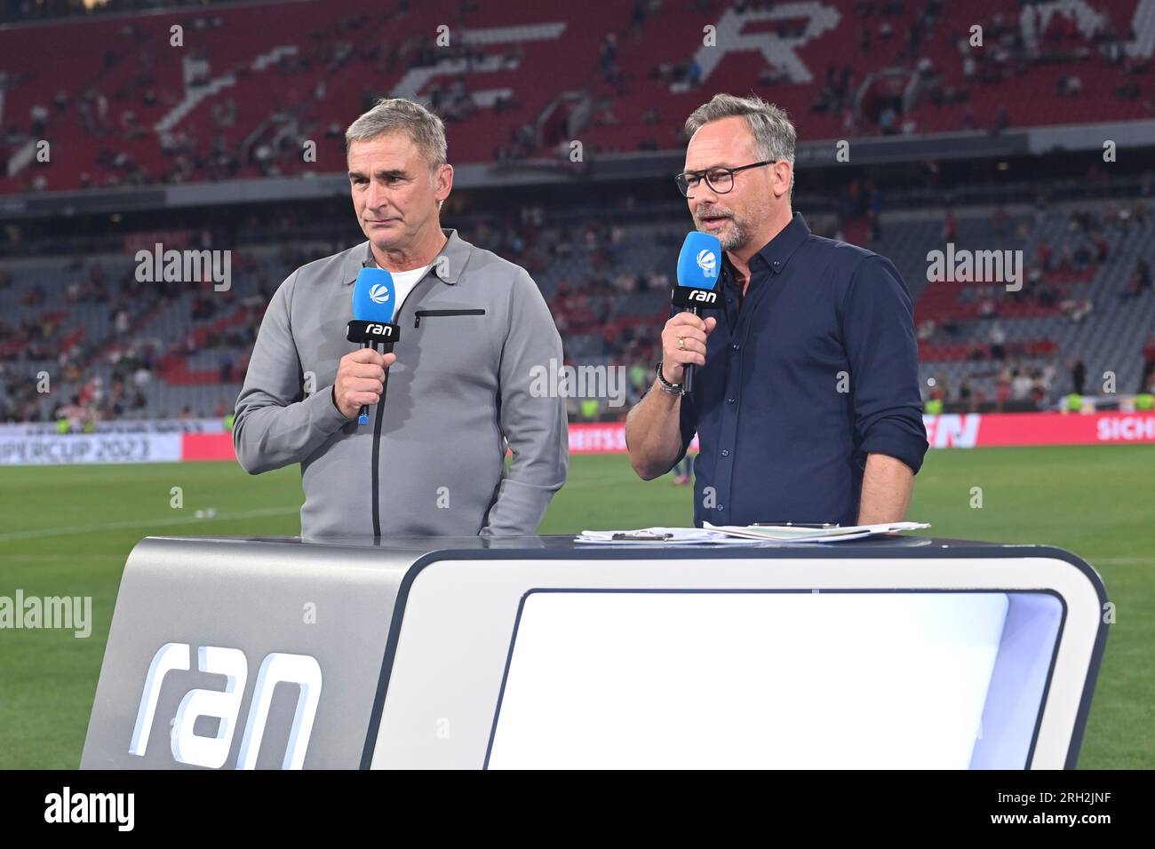 RAN Sat 1 modérateur Matthias OPDENHOEVEL et expert en football Stefan KUNTZ.Sat1. Football DFL Supercup 2023/FC Bayern Munich - RB Leipzig 0-3 le 12 août 2023 à Munich ALLIANZAREN A. ? Banque D'Images