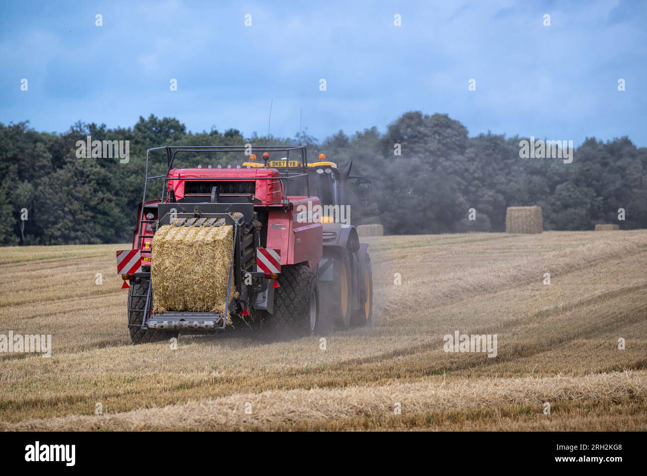 Action agricole de mise en balles de paille sur une ferme arable de North Norfolk. Kettlestone, Fakenham, Norfolk. Banque D'Images