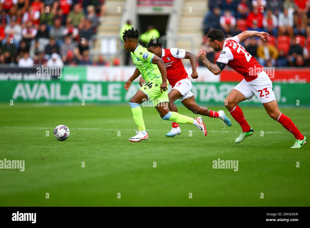 AESSEAL New York Stadium, Rotherham, Angleterre - 12 août 2023 Niall Ennis (14) de Blackburn Rovers s'éloigne de Sean Morrison (23) et Dexter Lembikisa (2) de Rotherham United - pendant le match Rotherham v Blackburn, Sky Bet Championship, 2023/24, AESSEAL New York Stadium, Rotherham, Angleterre - 12 août 2023 crédit : Arthur Haigh/WhiteRosePhotos/Alamy Live News Banque D'Images