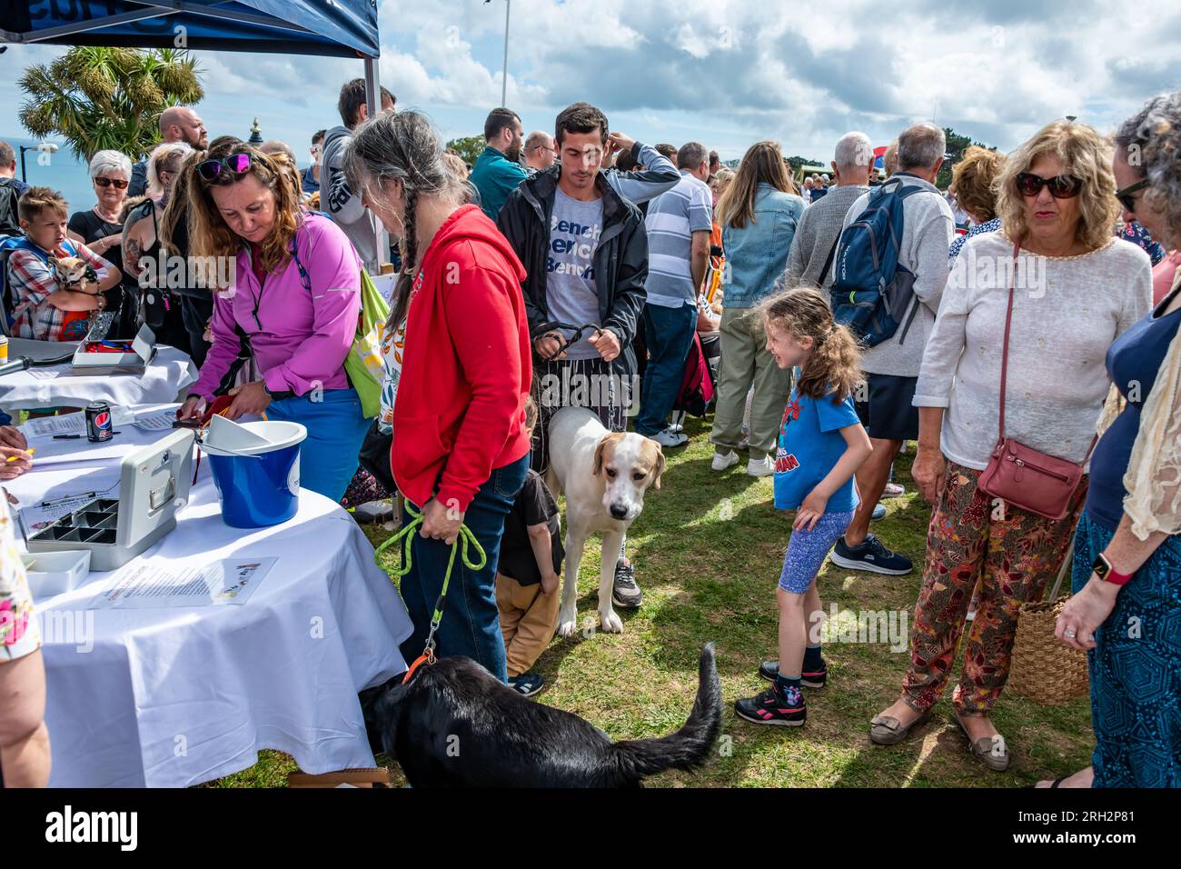 Torquay, Royaume-Uni. 13 août 2023. Le Babbacombe Fayre and Dog Show fait un retour au sommet de la falaise Babbacombe à Torquay. Crédit : Thomas Faull/Alamy Live News Banque D'Images