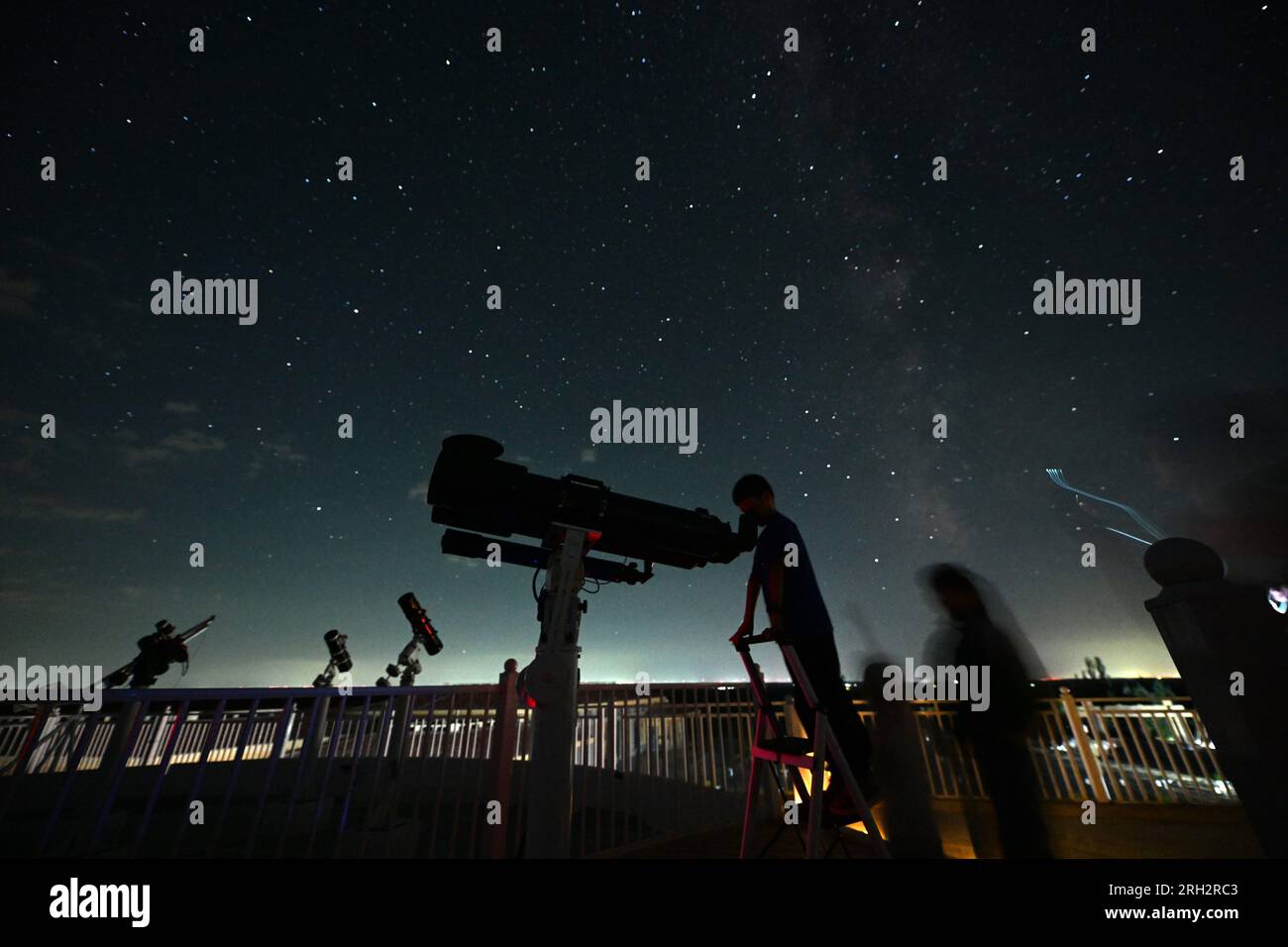 Yinchuan, la région autonome hui de Ningxia en Chine. 13 août 2023. Les enthousiastes de l'astronomie observent les étoiles à l'observatoire du lac Haba, comté de Yanchi, région autonome hui de Ningxia dans le nord-ouest de la Chine, 13 août 2023. Crédit : Wang Peng/Xinhua/Alamy Live News Banque D'Images
