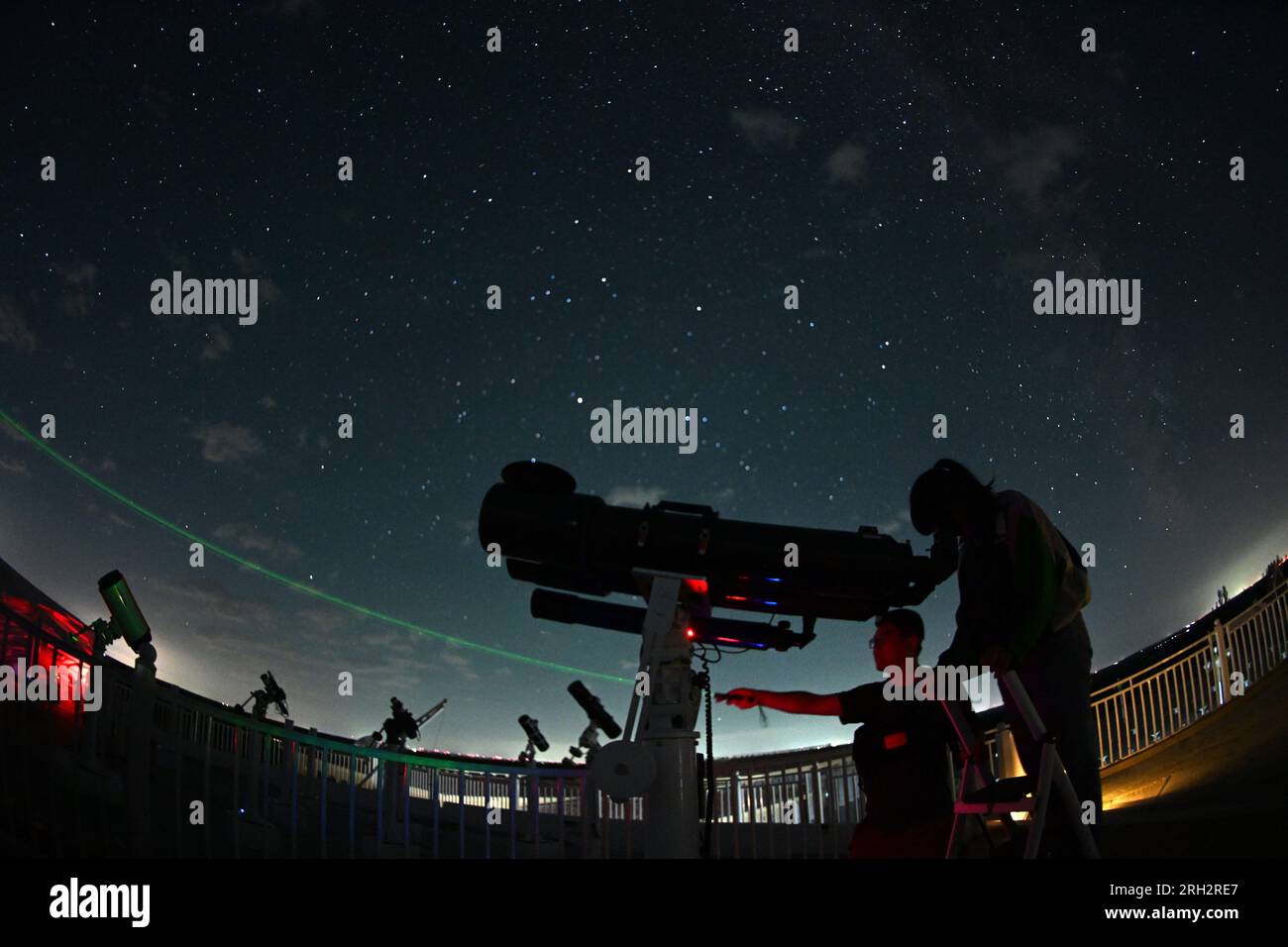 Yinchuan, la région autonome hui de Ningxia en Chine. 13 août 2023. Les passionnés d'astronomie observent les étoiles à l'observatoire du lac Haba, comté de Yanchi, dans la région autonome hui de Ningxia, au nord-ouest de la Chine, le 13 août 2023. Crédit : Wang Peng/Xinhua/Alamy Live News Banque D'Images