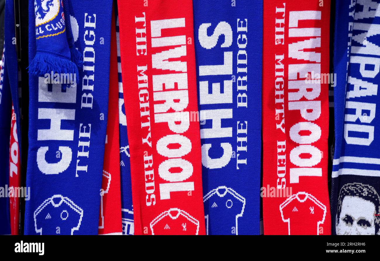 Vue générale des foulards Chelsea et Liverpool vendus à l'extérieur du stade avant le match de Premier League à Stamford Bridge, Londres. Date de la photo : dimanche 13 août 2023. Banque D'Images