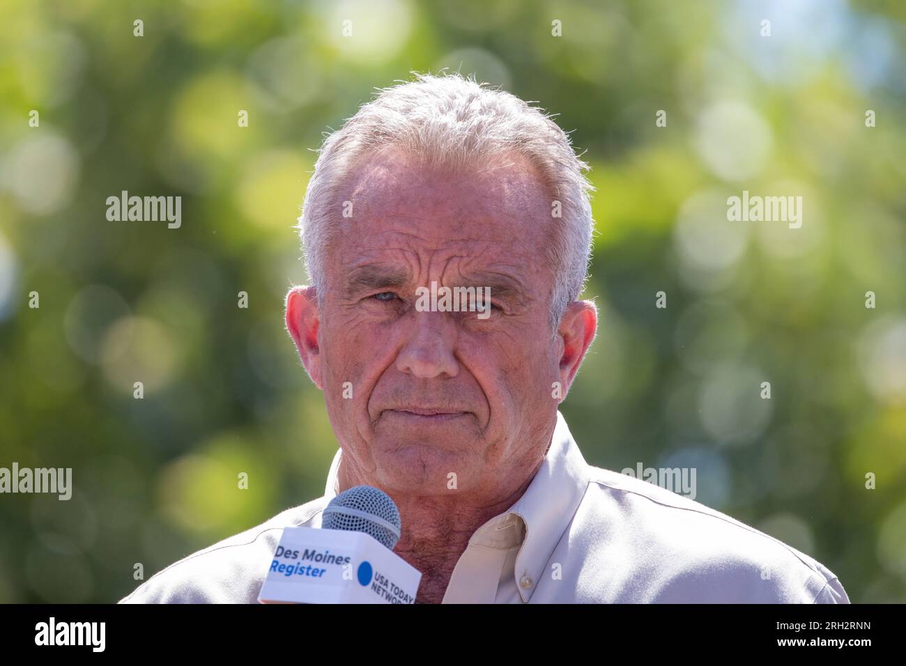 Des Moines, Iowa / États-Unis - 12 août 2023 : l'auteur et candidat démocrate à la présidence Robert F. Kennedy Jr. Accueille ses partisans à la Iowa State Fair Political Soapbox à des Moines, Iowa. Banque D'Images