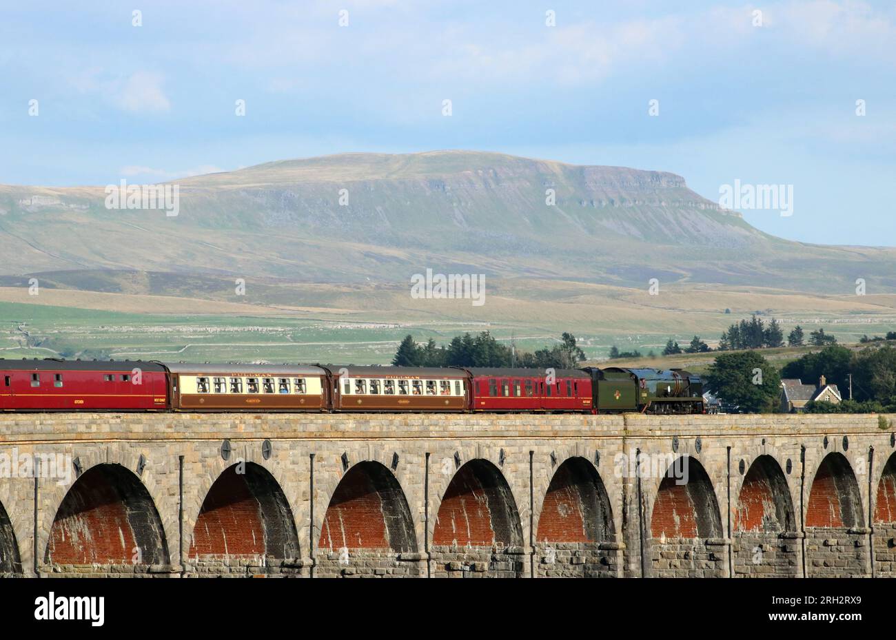 Moteur à vapeur de classe marine marchande British India Line avec le train spécial Dalesman sur le viaduc Ribblehead sur la ligne Settle to Carlisle, 10 août 2023. Banque D'Images