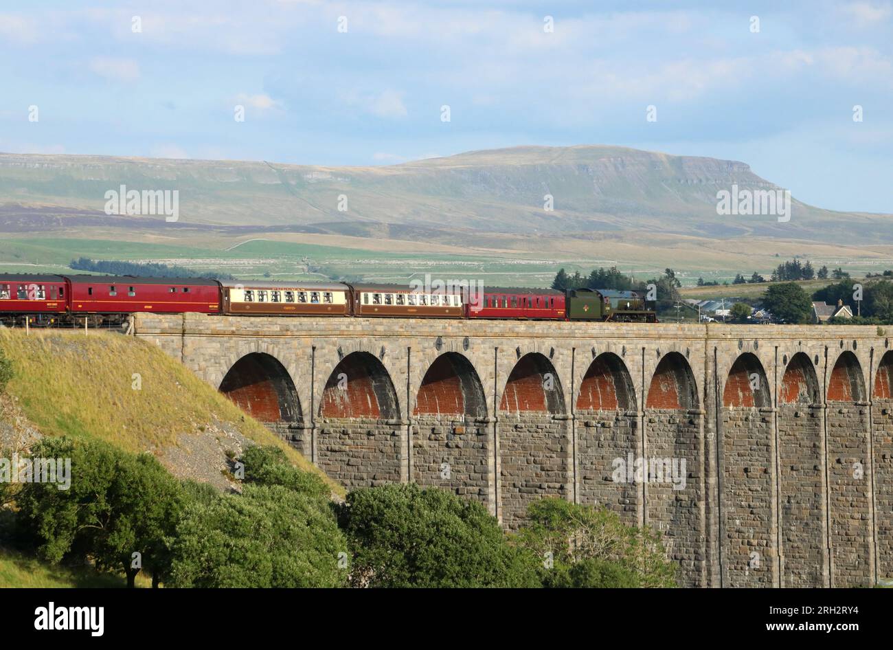 Moteur à vapeur de classe marine marchande British India Line avec le train spécial Dalesman sur le viaduc Ribblehead sur la ligne Settle to Carlisle, 10 août 2023. Banque D'Images