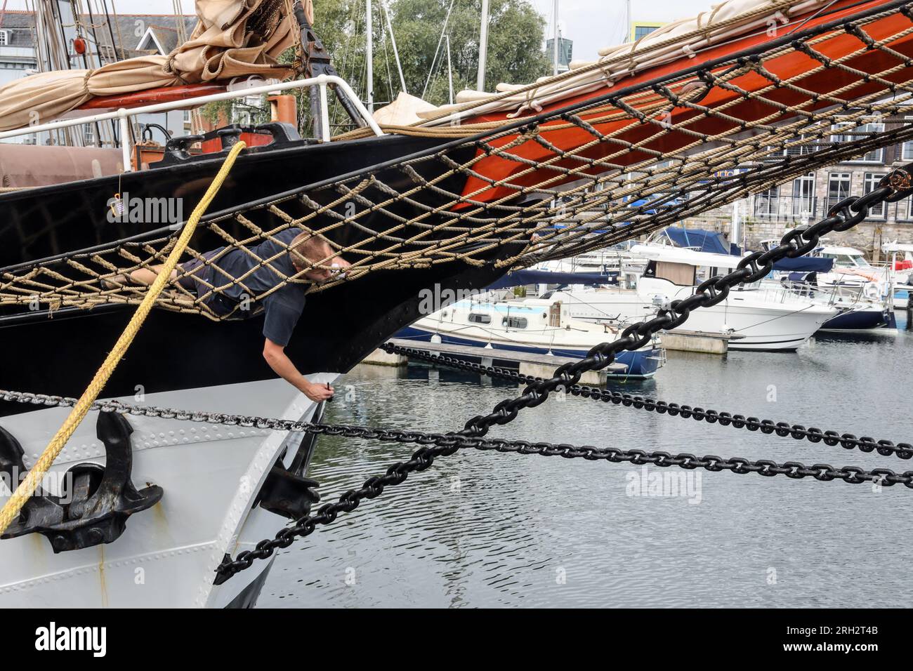 L'Oosterchelde, une réplique du HMS Beagle amarré à Sutton Harbour, Plymouth quelques jours avant de repartir recréer la célèbre circumnavigation de Darwin Banque D'Images